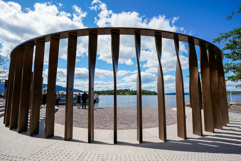 77 människor föll offer för terroristen Anders Behring Breivik. Var och en representeras av en bronskolumn i minnesmonumentet.