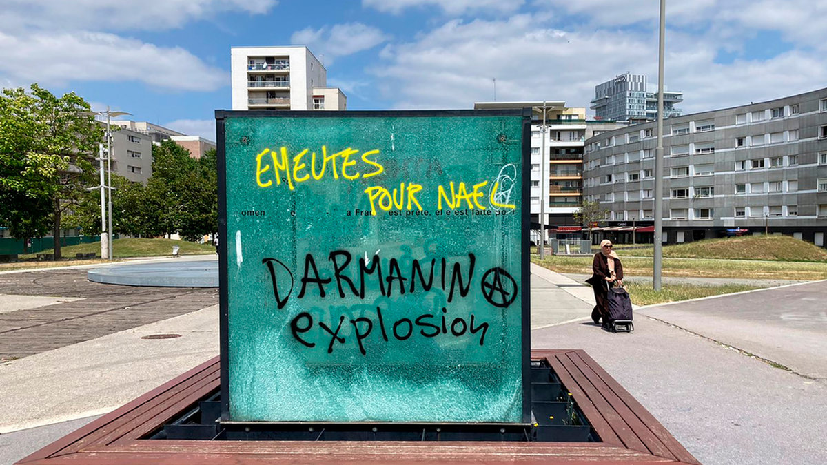 'Upplopp för Nahel – explosion för Darmanin', så lyder graffitin i Parisförorten Nanterre, där våldsamma upplopp rasade i slutet av juni. Arkivbild.