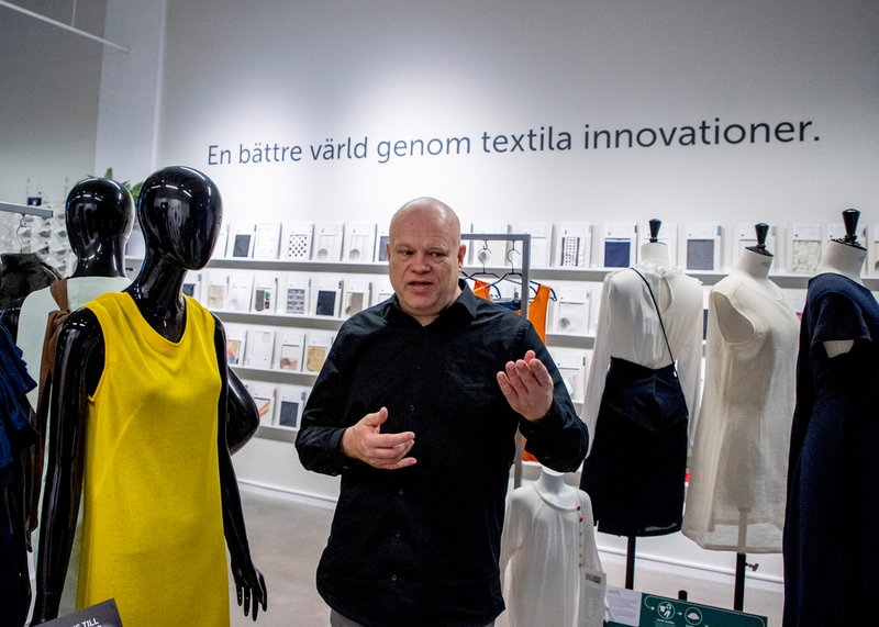 Nils-Krister Persson tillsammans med en klänning av återvunnen cellulosafiber.