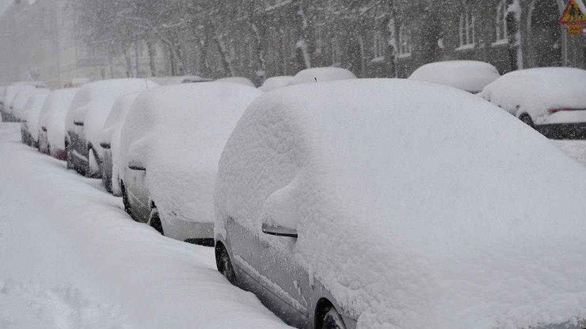 Nu har SMHI utfärdat en klass 2-varning för hårt snöfall i stora delar av Sverige kommande dygnet.