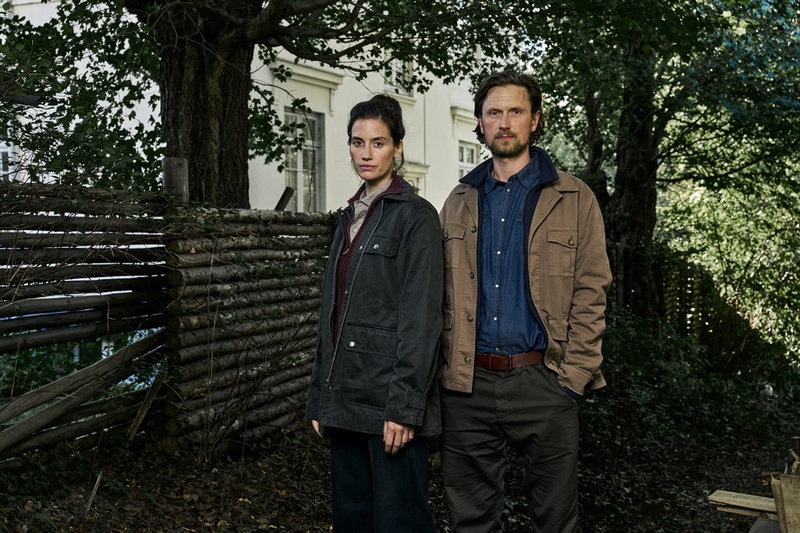 Danica Curcic och Mikkel Boe Følsgaard spelar poliserna Thulin och Hess i "Kurragömma". 