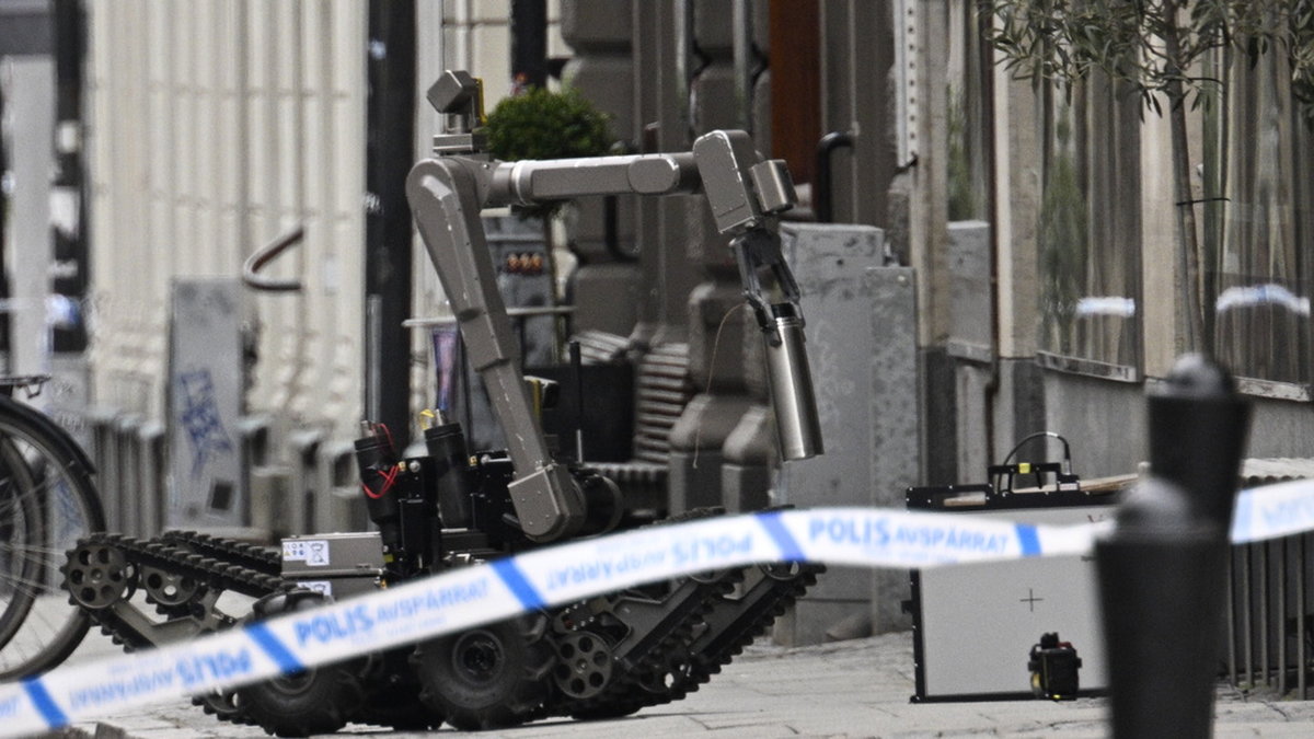Polis och avspärrningar på Klostergatan i centrala Lund efter att ett misstänkt farligt föremål påträffats på måndagen.