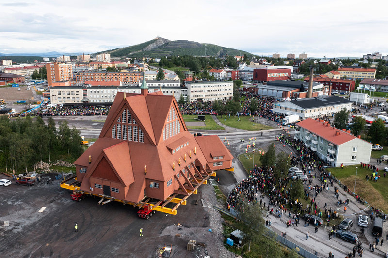 På en specialkonstruerad vagn med 224 hjul flyttas Kiruna kyrka med en maxhastighet av 500 meter i timmen. Kyrkans nya position blir vid nya Kiruna centrum.