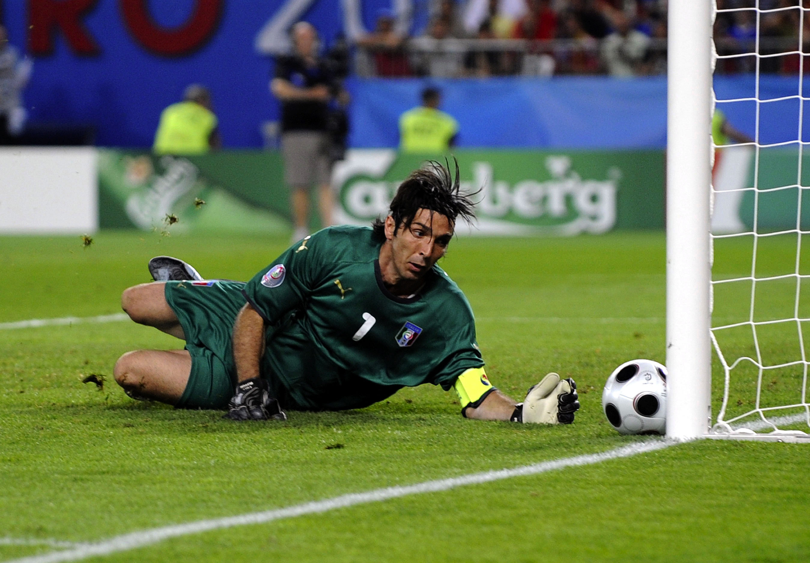 Gianluigi Buffon, Italien. På nedåtgående men fortfarande en av Europas bästa. Gianluigi Buffon, Italien. På nedåtgående men fortfarande en av Europas bästa.