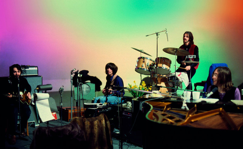 Paul McCartney, George Harrison, Ringo Starr och John Lennon tillbringar några timmar i studion. Pressbild.