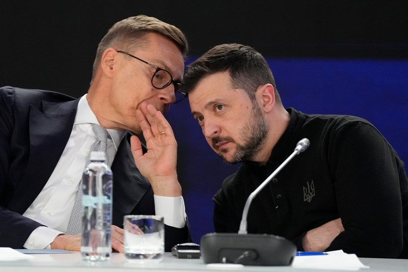 Alexander Stubb och Volodymyr Zelenskyj i samspråk under ett stort toppmöte i Kiev i februari i år.