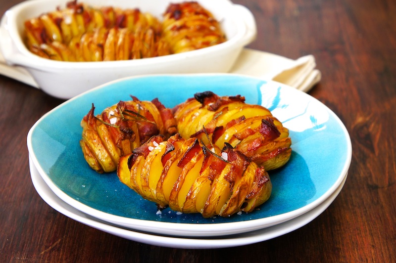 Tunt skivad hasselbackspotatis toppad med bacon. Tunt skivad hasselbackspotatis toppad med bacon.