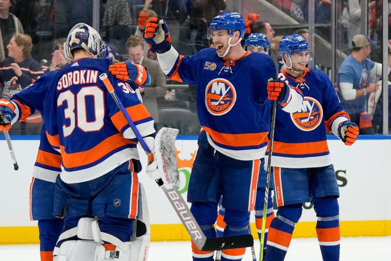 New York Islanders firar efter 5–1vinsten mot Carolina i det tredje mötet mellan lagen i Stanley Cup-slutspelet.
