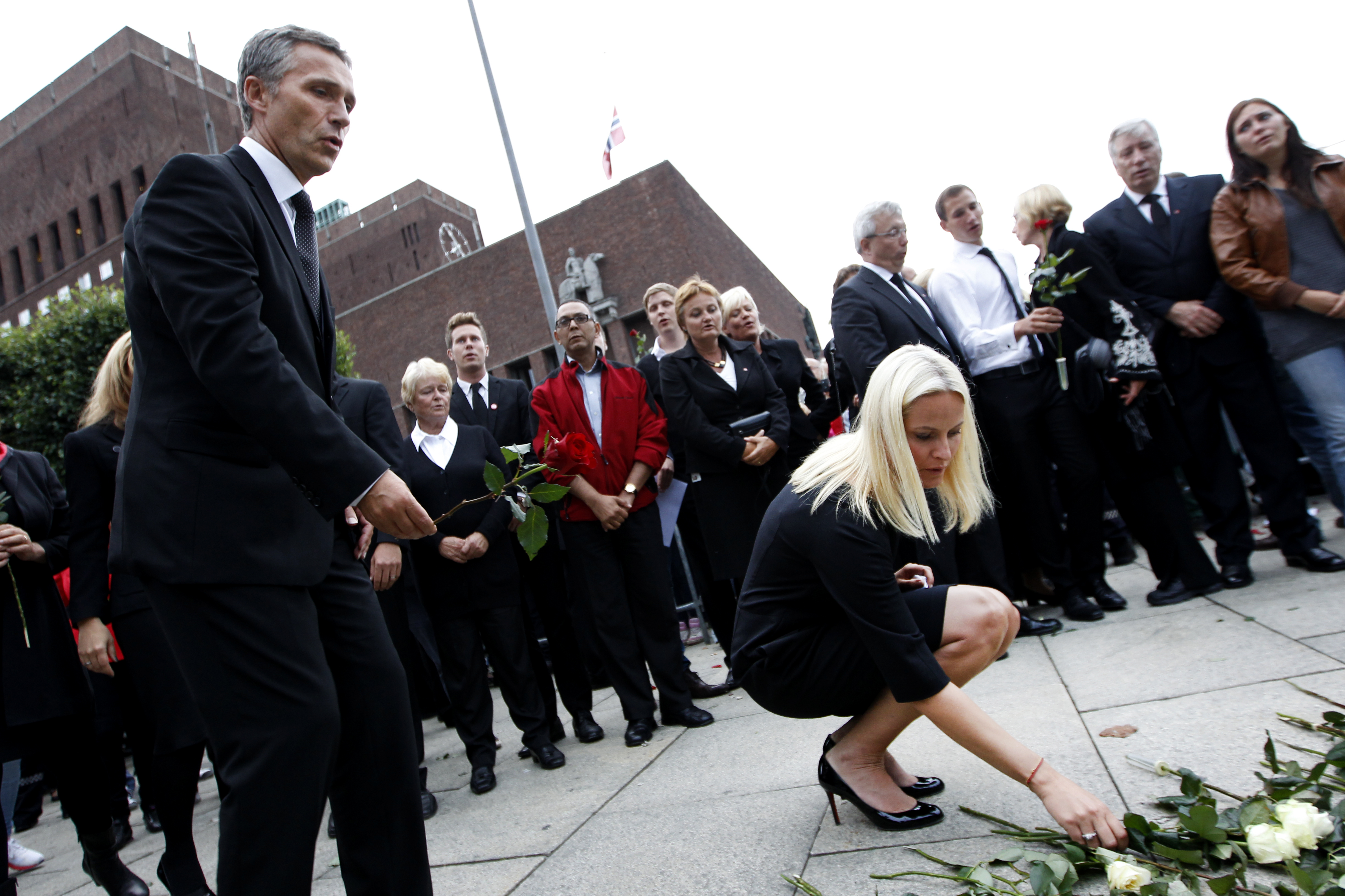 Jens Stoltenberg och Mette-Marit minns offrena.