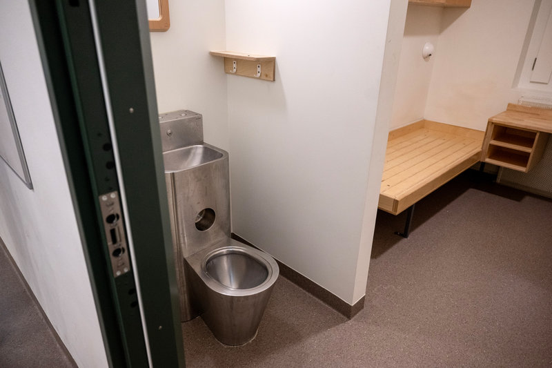 Anstalten förbereder även ett antal isoleringsceller för barn och unga. 