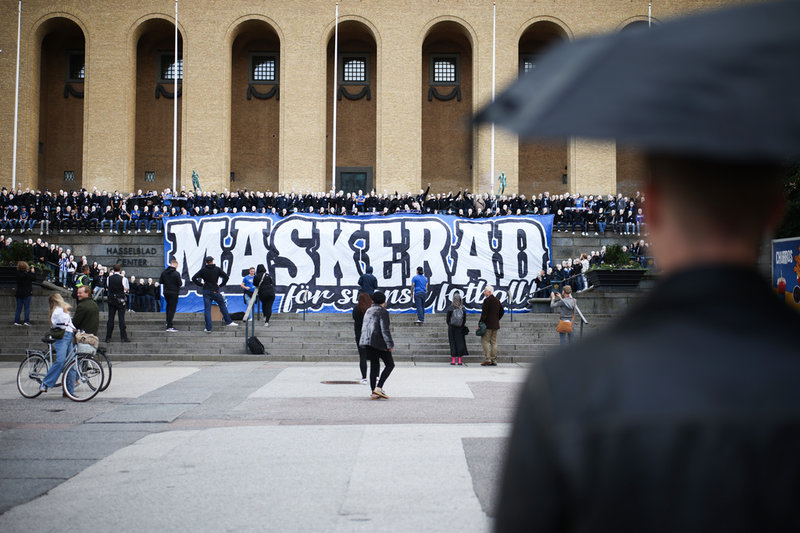 IFK Göteborgs supportrar på Götaplatsen under söndagen efter att ha bojkottat matchen hemma mot Brommapojkarna under söndagen.