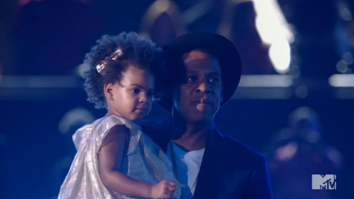 När Beyoncé sedan håller sitt tacktal, där hon förklarar hur mycket hon älskar sitt barn och sin make, rörs Jay Z till tårar. 