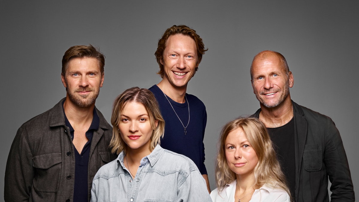 Linus Wahlgren, Simon J Berger och regissören Stefan Larsson (övre raden från vänster), Tove Styrke och Lisa Larsson laddar inför premiären på David Bowies 'Lazarus' 2024. Pressbild.