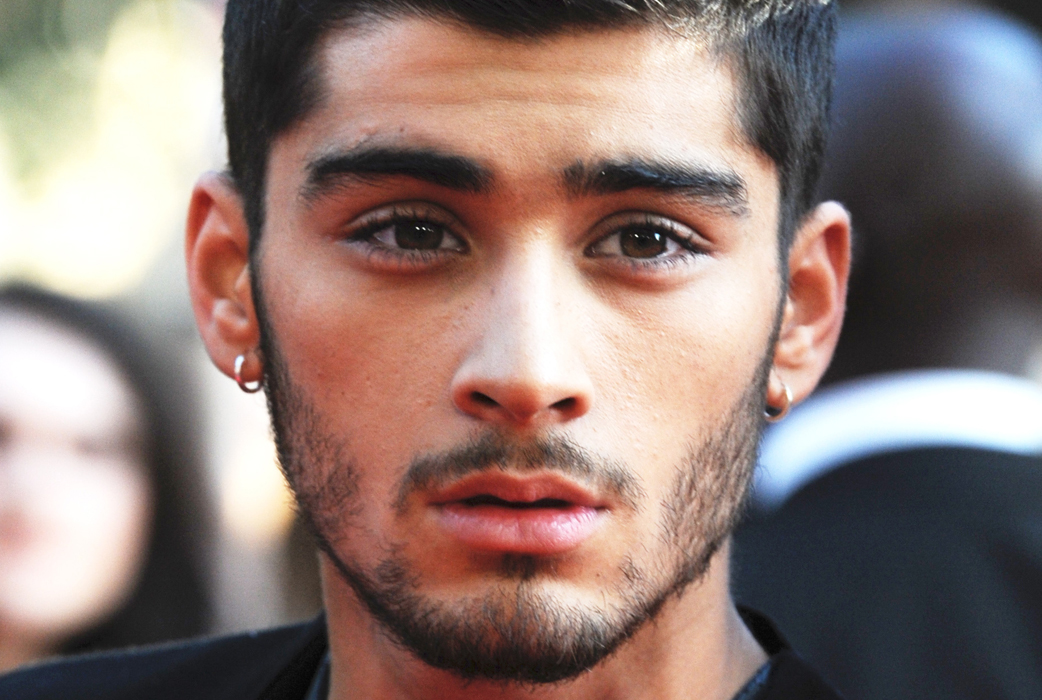 One Direction-stjärnan Zayn Malik bedrog sin flickvän Perrie Edwards med strippan Courtney Webb. Courtney jobbade på den London-baserade nattklubben Platinum Lace där hon bjöd besökarna på privata danser och helnakna privata träffar. Courtney sa att hon inte kände igen Zayn först, och att hon hade sex med Zayn efter att han sagt att han var singel.
– Han är en riktig skithög! Hur vågar han göra så? Inte bara mot mig utan även mot Perrie? Jag tror inte att det var första gången han gjorde det här, sa Courtney till The Sun då. Varken Zayn eller Perrie kommenterade det hela. One Direction-stjärnan Zayn Malik bedrog sin flickvän Perrie Edwards med strippan Courtney Webb. Courtney jobbade på den London-baserade nattklubben Platinum Lace där hon bjöd besökarna på privata danser och helnakna privata träffar. Courtney sa att hon inte kände igen Zayn först, och att hon hade sex med Zayn efter att han sagt att han var singel.
– Han är en riktig skithög! Hur vågar han göra så? Inte bara mot mig utan även mot Perrie? Jag tror inte att det var första gången han gjorde det här, sa Courtney till The Sun då. Varken Zayn eller Perrie kommenterade det hela.