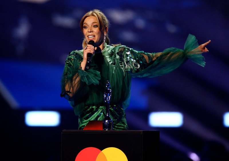 Becky Hill vann 'best dance act' på Brit Awards 2022 i London.
