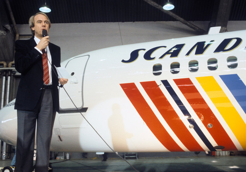 Jan Carlzon presenterar de nya färgerna på SAS-planen vid en presskonferens 1983. Arkivbild.