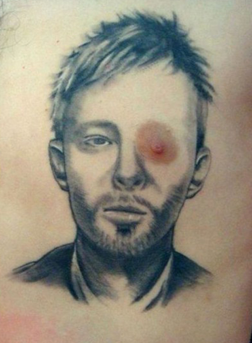 Radioheads sångare Thom Yorke med en bröstvårta till öga. Radioheads sångare Thom Yorke med en bröstvårta till öga.