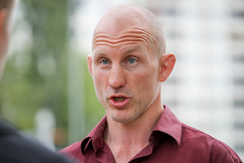 Martin Marmgren, rättspolitisk talesperson för Miljöpartiet, i bostadsområdet Årby i Eskilstuna där en skjutning inträffade i en lekpark under fredagskvällen.