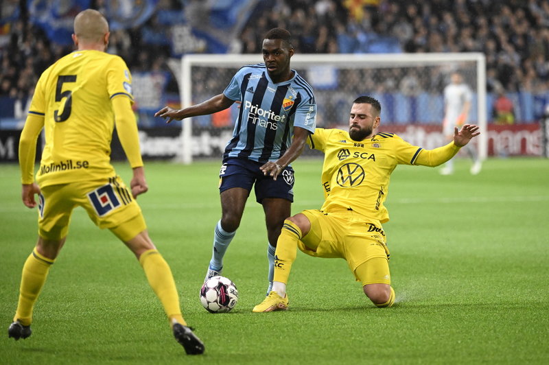 Djurgårdens Joel Asoro på väg framåt.