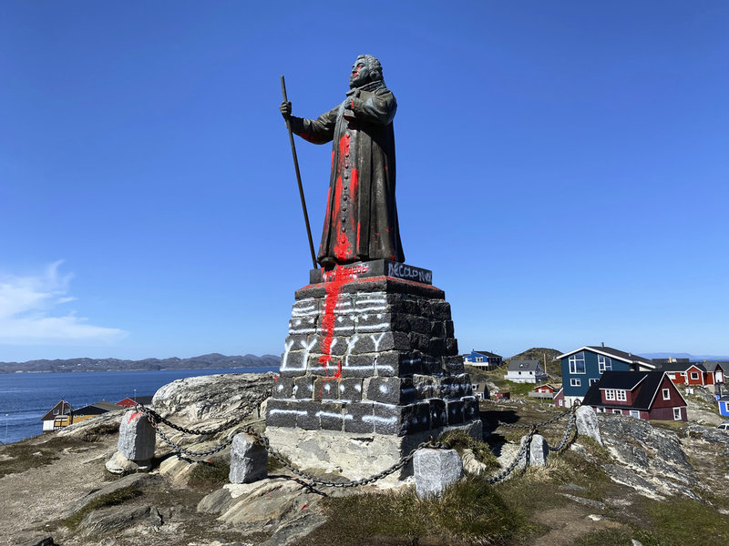 En staty av missionären och kolonisatören Hans Egede i Nuuk, som här har blivit vandaliserad med röd färg. Arkivbild från juni 2020.