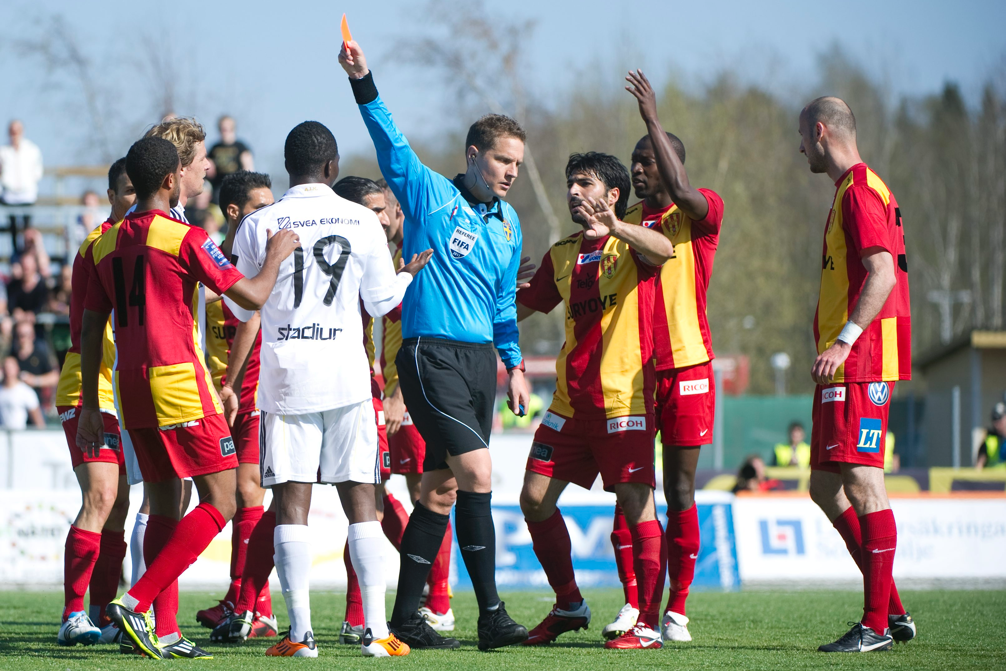 Teteh Banguras röda kort gäller fortfarande och han blir avstängd i AIK:s nästa match.
