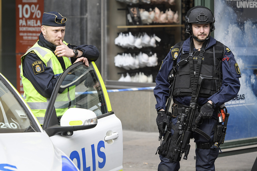 Poliser efter terrordådet Polisbil