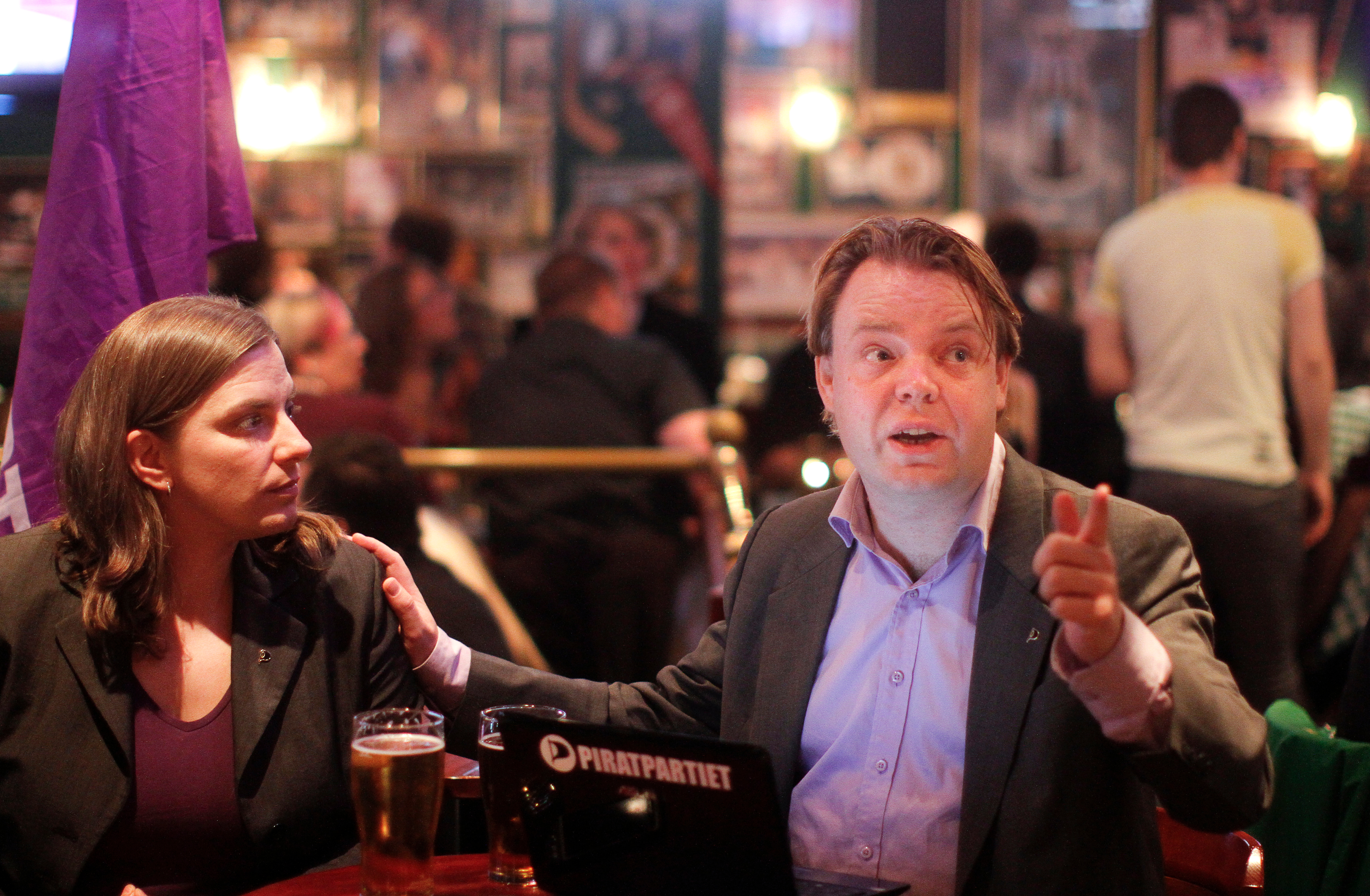 Efter fem år som piratpartiets ledare avgick Rick Falkvinge under nyårshelgen för att lämna över till nya krafter. Nyheter24 har bildsatt piraternas uppgång och fall. Efter fem år som piratpartiets ledare avgick Rick Falkvinge under nyårshelgen för att lämna över till nya krafter. Nyheter24 har bildsatt piraternas uppgång och fall.