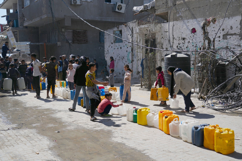 Maysaa al-Khodarys äldsta son brukar köa en timme varje dag för att fylla upp en dunk med vatten. På bilden köar palestinier för vatten i Jabalia i mars.