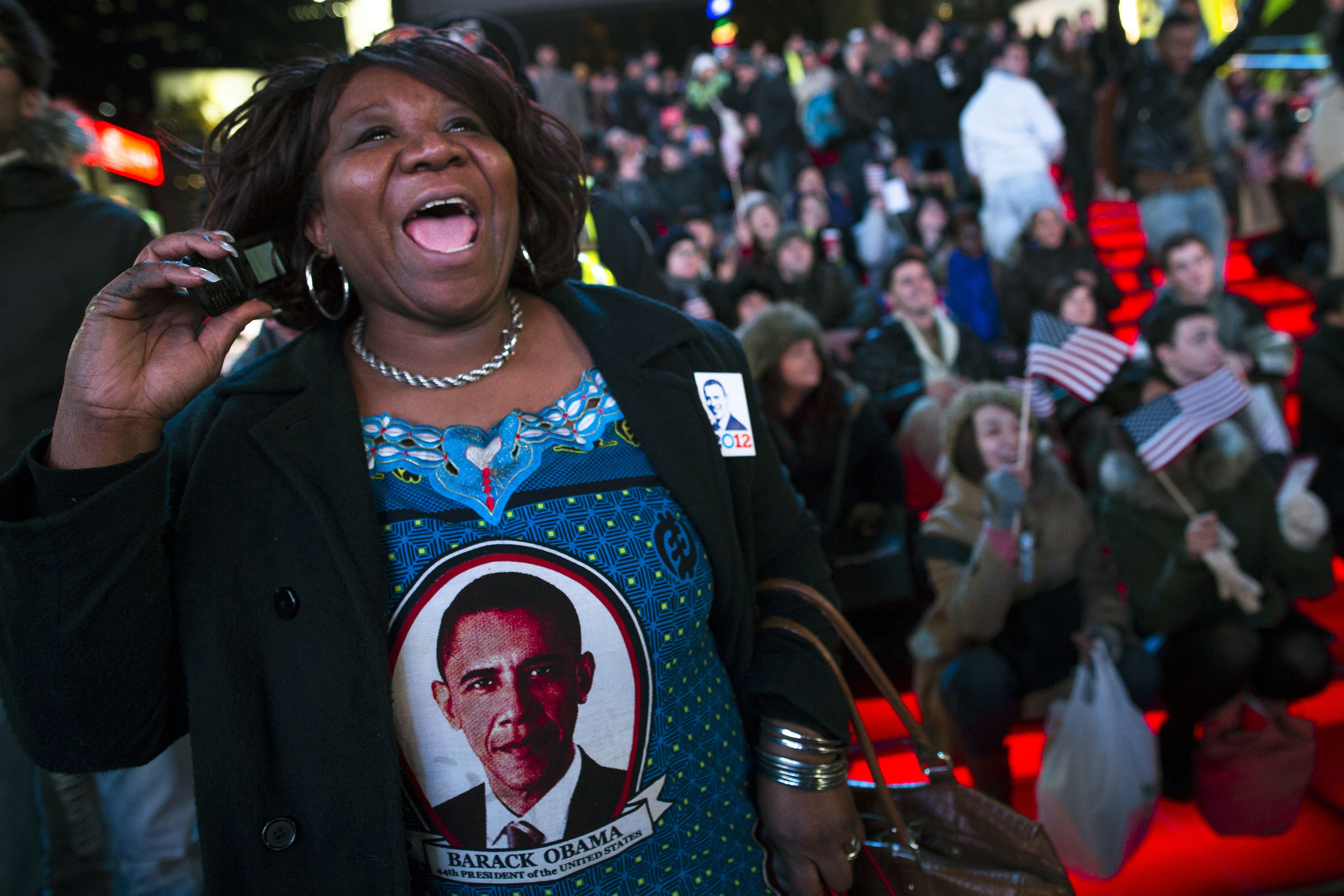 En kvinna reagerar på ett positivt besked om Obama. En kvinna reagerar på ett positivt besked om Obama.
