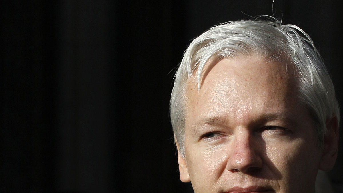 Julian Assange går nu till attack mot Facebook.