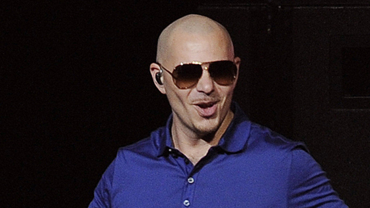 Här ser vi Pitbull på scen i Los Angeles år 2012. 