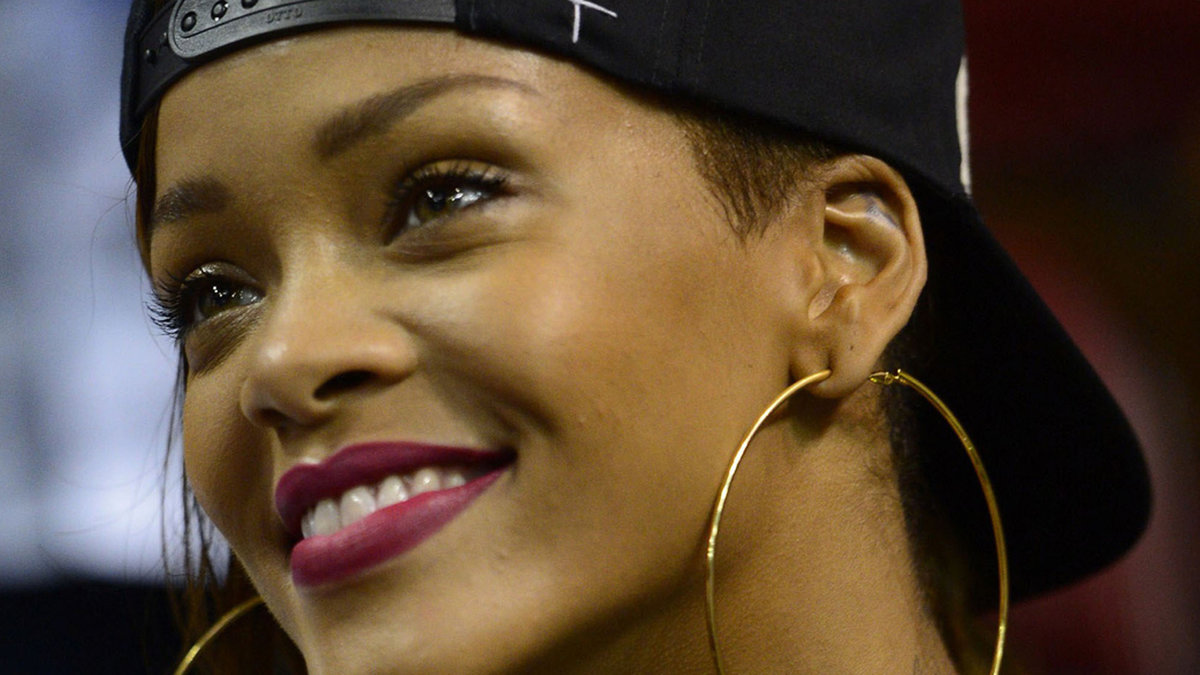 För att få fylliga och smultronfärgade läppar så använder Rihanna Lip Perfection Gel från Per-fekt'. Per-fekt' kan du köpa online via www.eleven.se. 