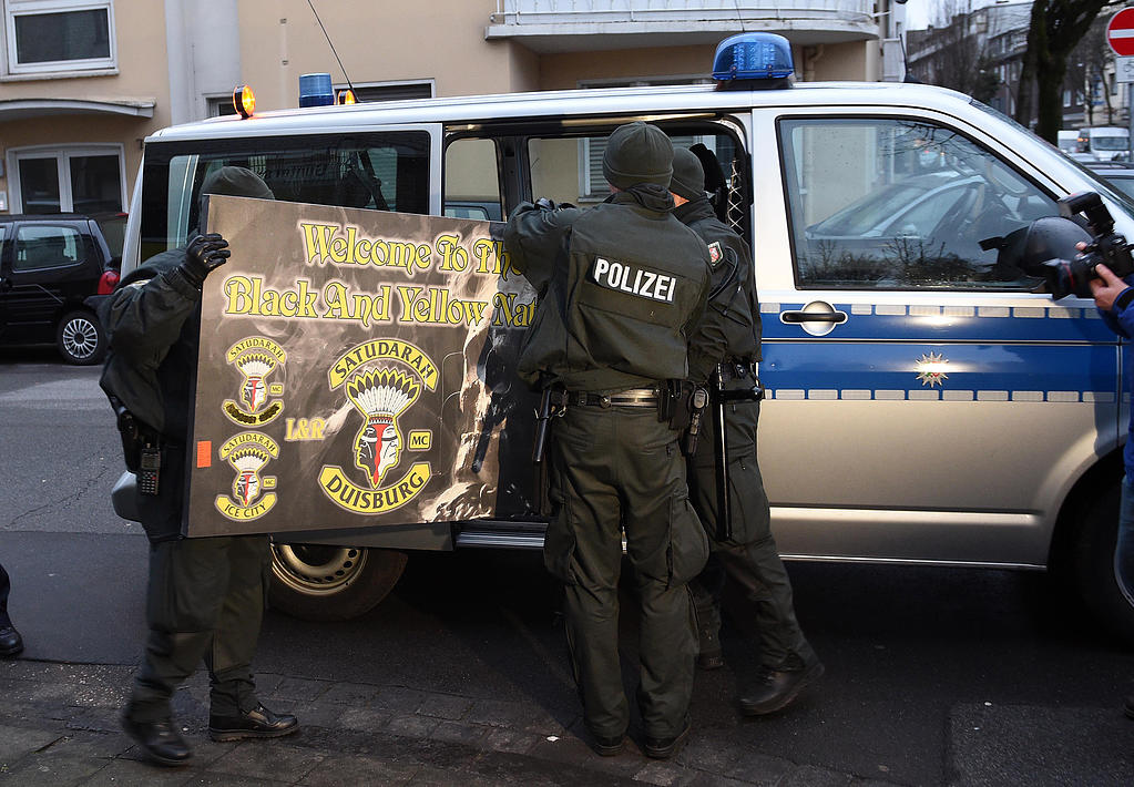 Tyska polisen gör razzia hos Satudarah i Tyskland. Tyska polisen gör razzia hos Satudarah i Tyskland.