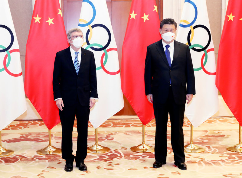 IOK:s ordförande Thomas Bach och Kinas president Xi Jinping kommer båda följa invigningen på plats. Arkivbild.