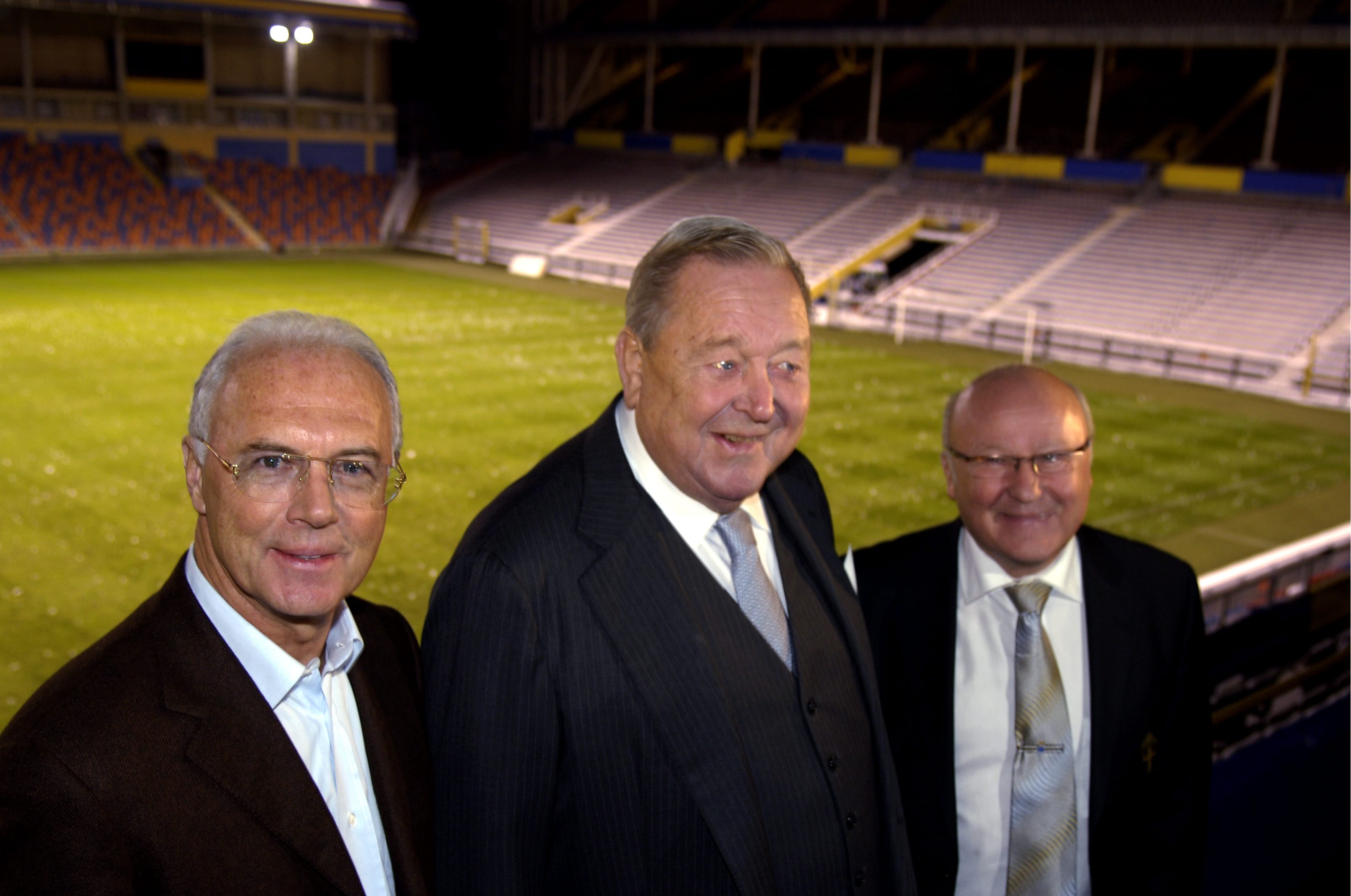 För en gångs skull i bakgrunden, bakom två andra pampar - Franz Beckenbauer och Lennart Johansson.