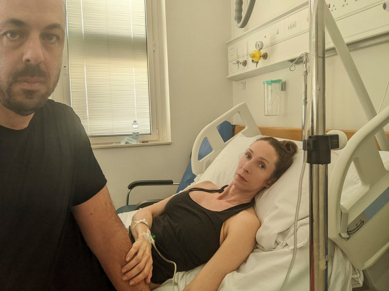 Andrea Prudente och hennes pojkvän Jay Weeldreyer på sjukhuset i Malta förra veckan, innan de for vidare till Mallorca. Bilden togs av Weeldreyer.