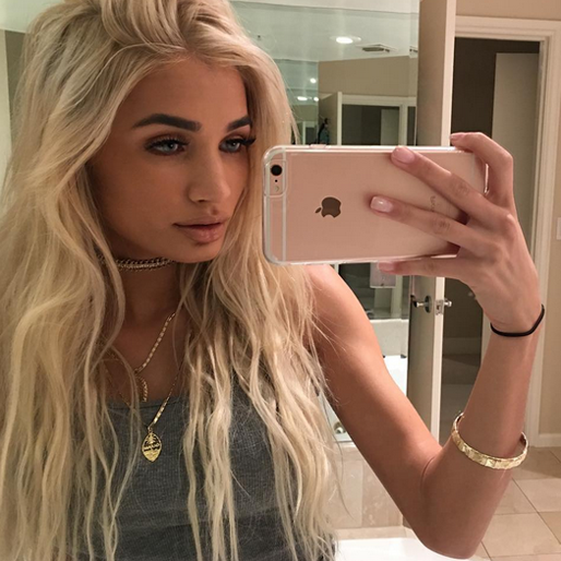 Pia Mia Perez tar en selfie. Pia Mia Perez tar en selfie.