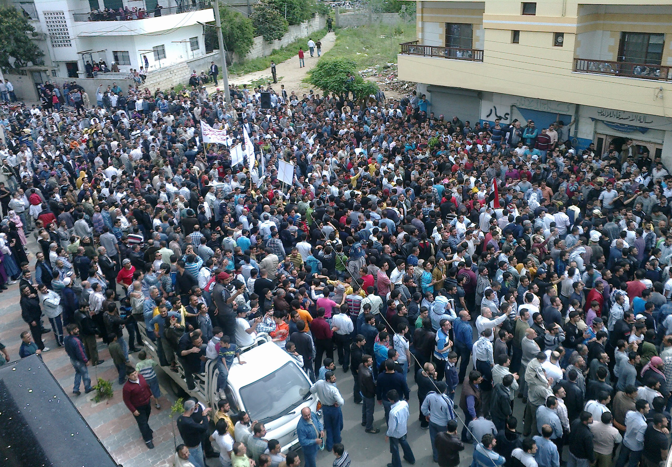 Syrier samlas för att protestera i staden Banias efter fredagsbönen.