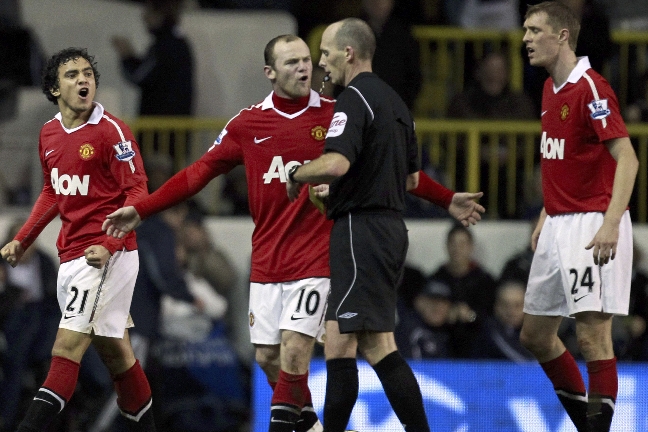 Wayne Rooney yttrar de kontroversiella två orden mer eller mindre varje match.