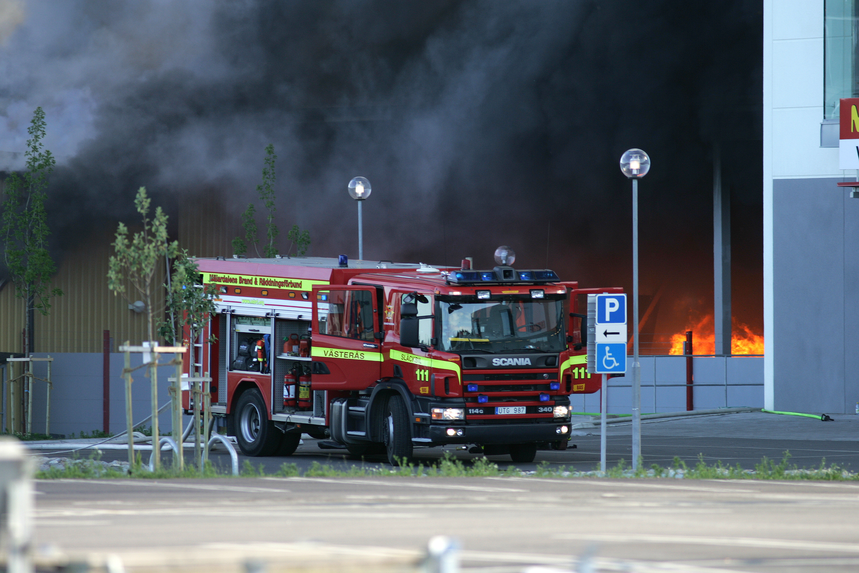Det var vid 05.00-tiden på morgonen som larmet kom om att det brann i den stora lagerlokalen i södra Halmstad. Bilden är tagen vid en annan brand.
