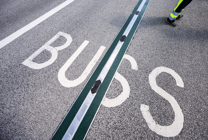 I Lund testar företaget Evolution Roads elvägar, här i en bussfil. Sedan bilden togs 2020 har företaget modifierat elvägarna något efter synpunkter från bland annat motorcyklister. Arkivbild.