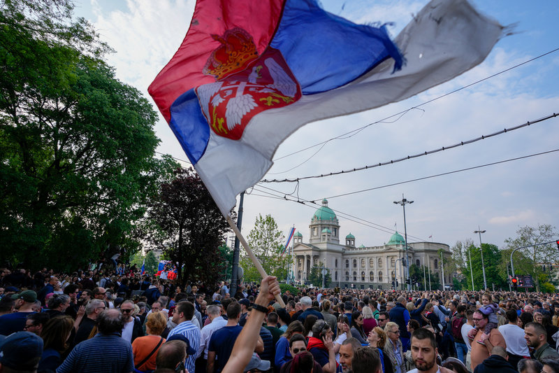 En manifestation mot våld framför parlamentet i Serbiens huvudstad Belgrad.