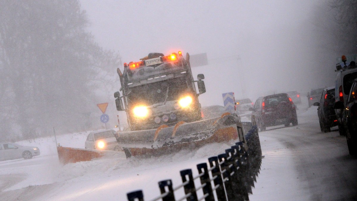 Snöovädret drar in över hela östra Sverige.