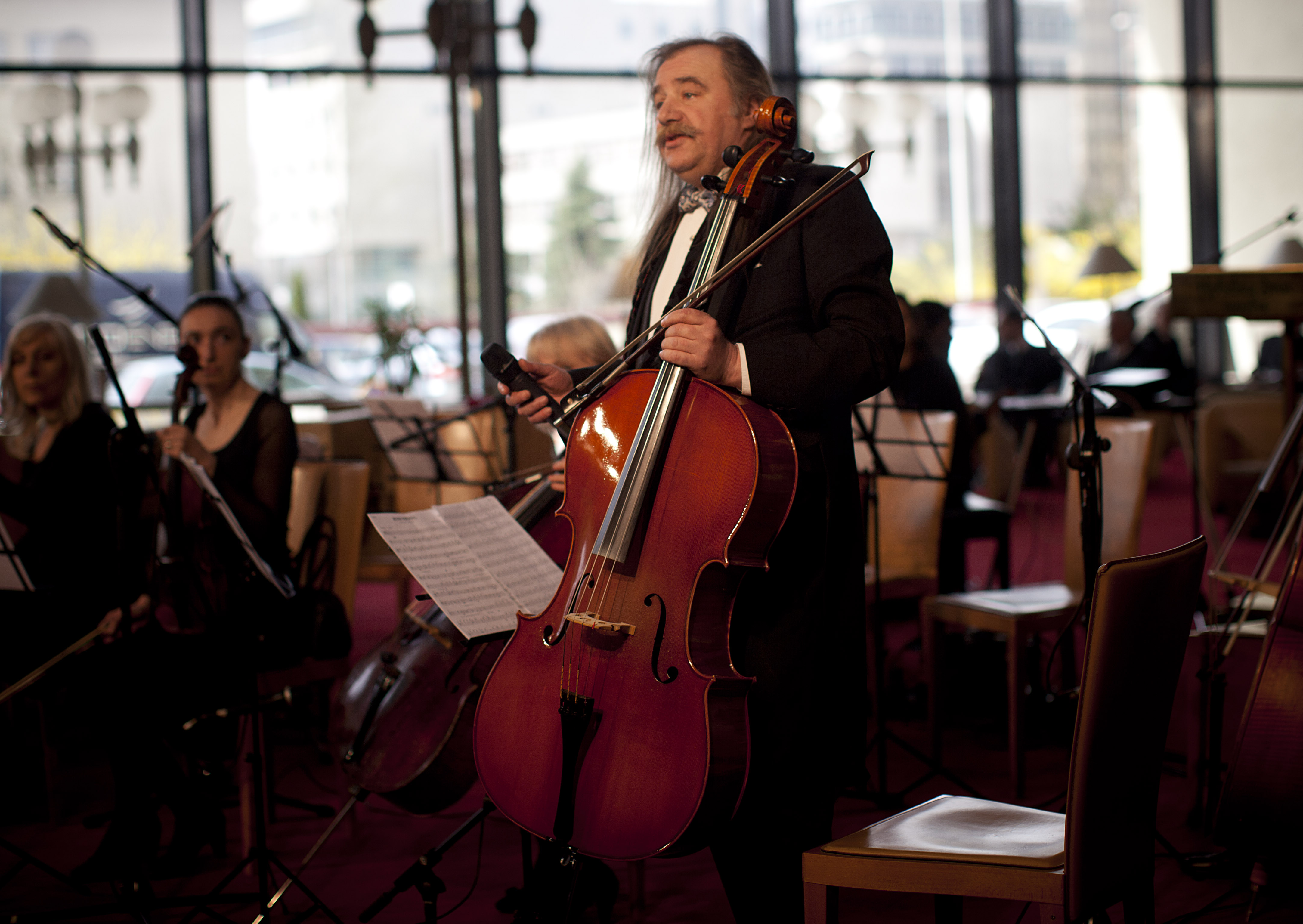 Många hyllningskonserter och evenemang har ägt rum under fredagen. På bilden den bosniske cellisten Vedran Smajlovic.