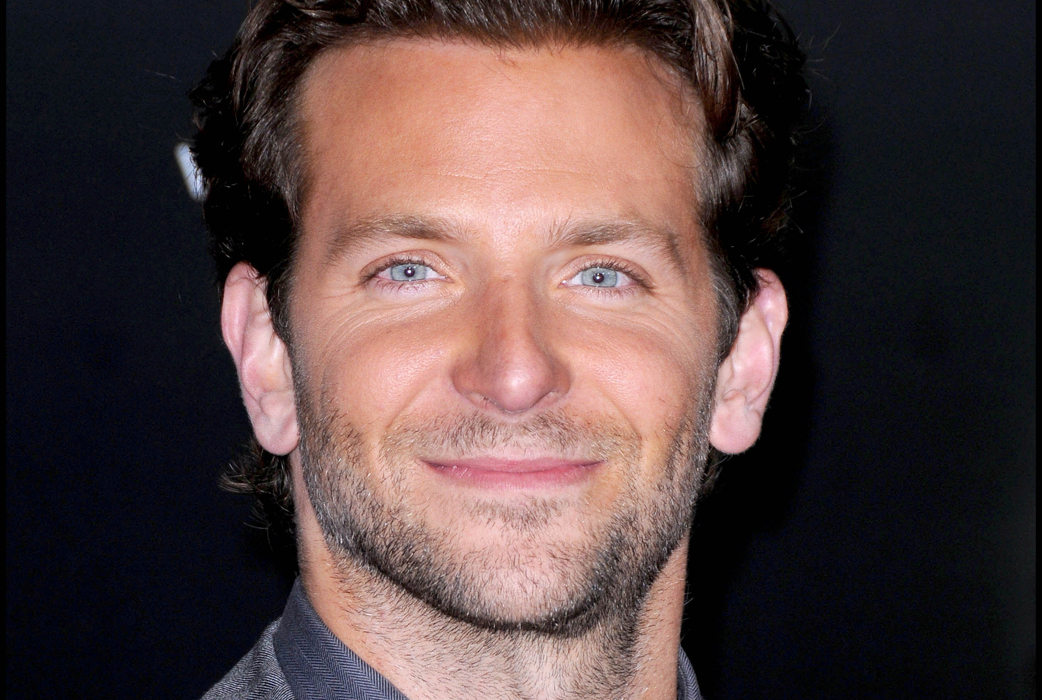 Bradley Cooper tyckte kanske han såg lite glåmig ut. Så han körde brun foundation i halva ansiktet. Tillsammans med kritvita öron, kritvit hals och flammigt skägg så lännar den här looken en del att önska. Bradley Cooper tyckte kanske han såg lite glåmig ut. Så han körde brun foundation i halva ansiktet. Tillsammans med kritvita öron, kritvit hals och flammigt skägg så lännar den här looken en del att önska.