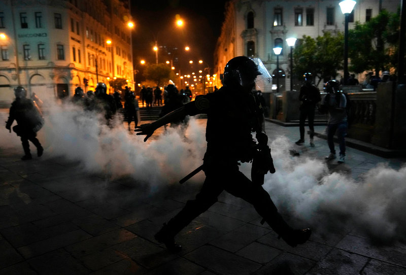 Kravallpolis har satt in tårgas på flera håll i Peru där protesterna växer efter de senaste dagarnas tumult. Bild från huvudstaden Lima.