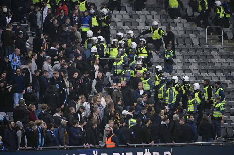 Polis försöker få ordning på bråket på läktaren under söndagens fotbollsmatch i allsvenskan mellan Djurgården och AIK på Tele2 arena.