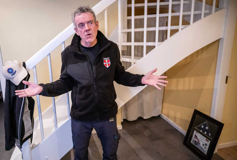 Søren Knudsen, vice ordförande i Danmarks veteraner. På golvet står den nerplockade utmärkelse som inte längre hänger på hedersplats i hallen. 