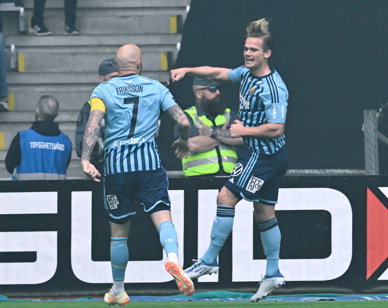 Djurgårdens lagkapten Magnus Eriksson och målskytten Hampus Finndell firar 1–0-målet.