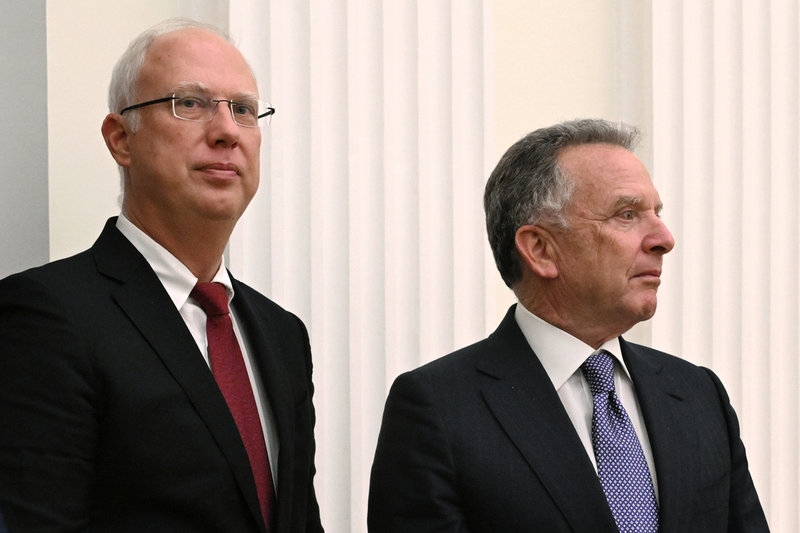 Moskvas förhandlare Kirill Dmitrijev, till vänster, och det amerikanska sändebudet Steve Witkoff tidigare i december.